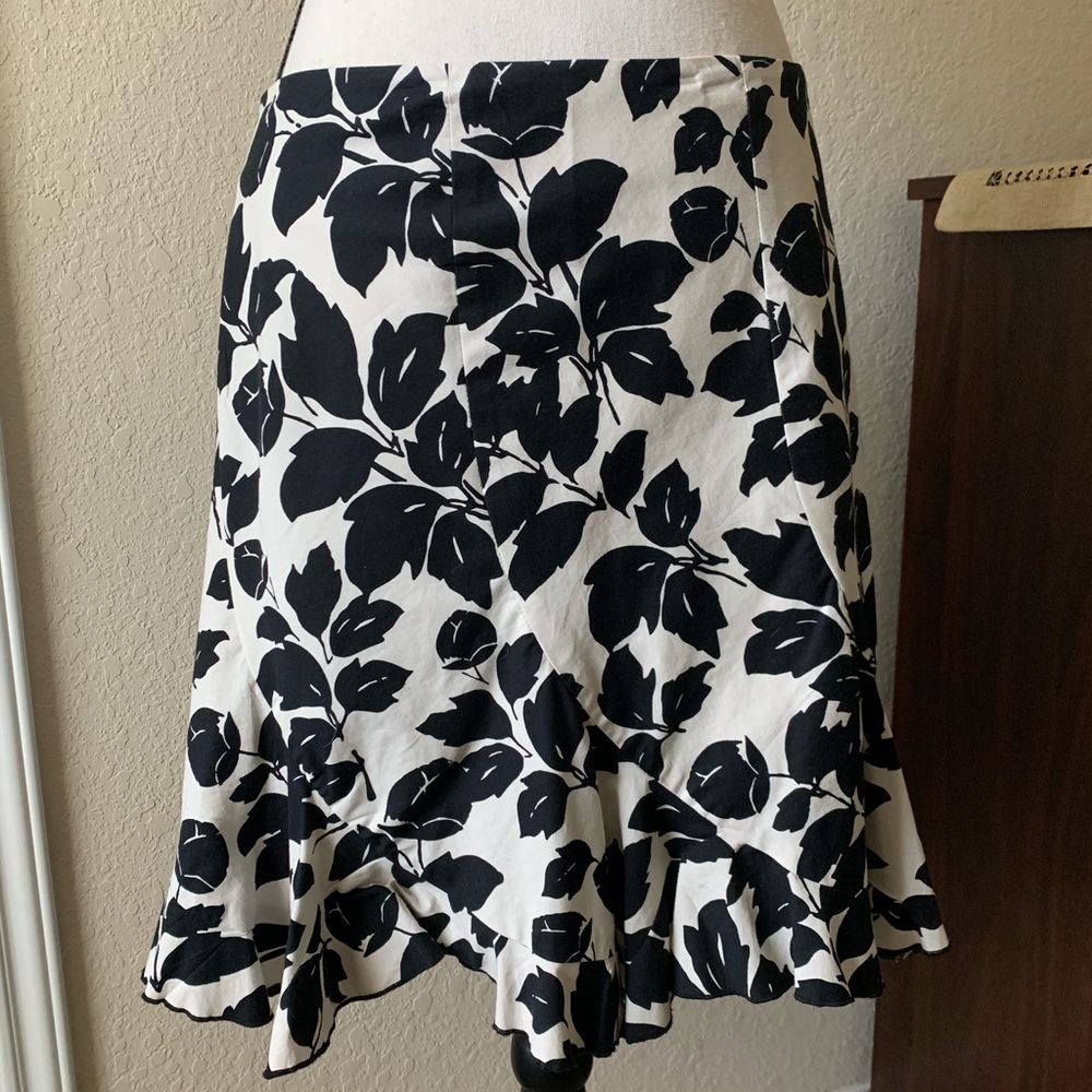 White House Black Market Skirt! Size 6